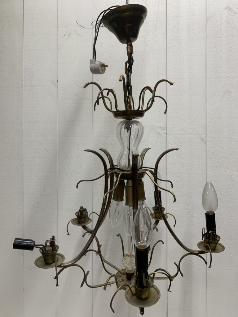 Här har vi en ljuskrona som ska renoveras, byte av kablar, socklar och jordas upp.